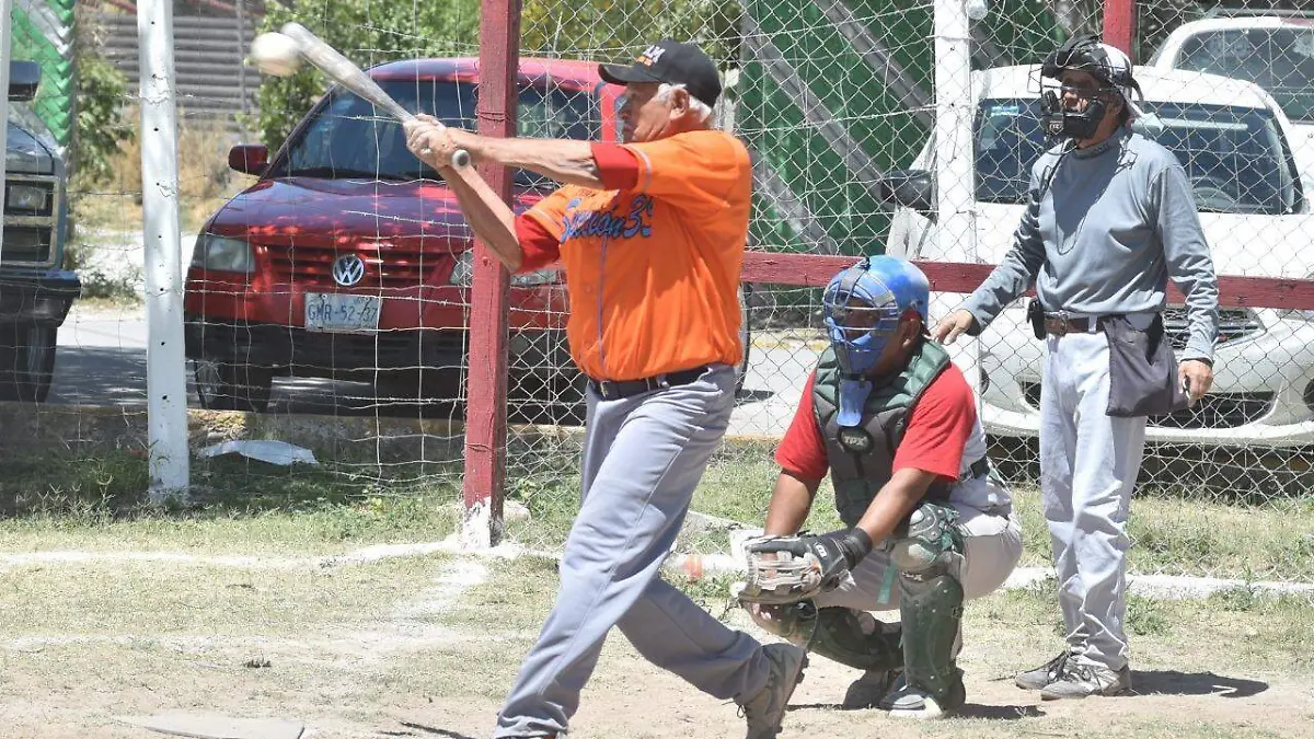 30 En la Liga de Softbol Intercámaras